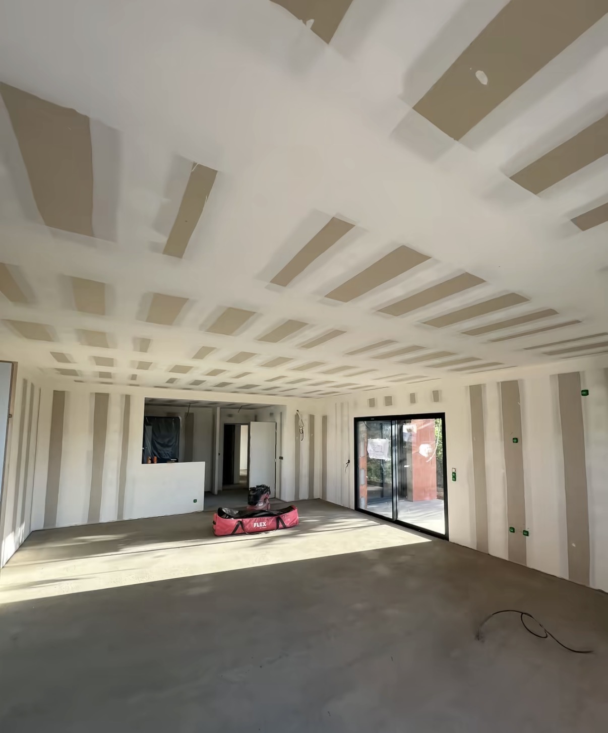 Bandes et enduits — pièce prête à peindre — Neo Façades & Finitions