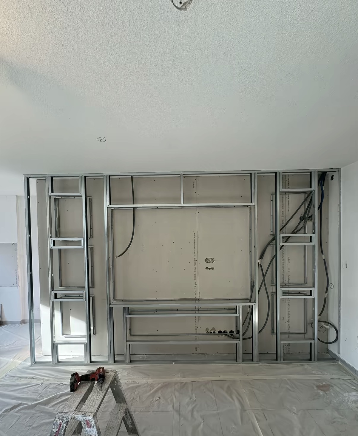 Ouvrage placo sur mesure — niches et volumes intégrés — Neo Façades & Finitions