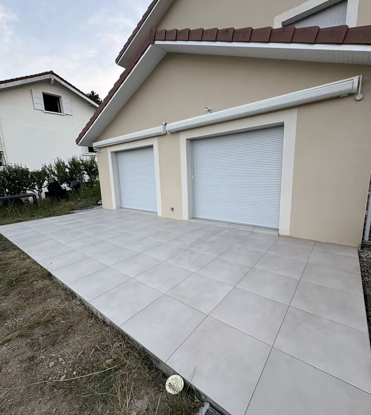 Terrasse carrelée grand format — finition terminée — Neo Façades & Finitions