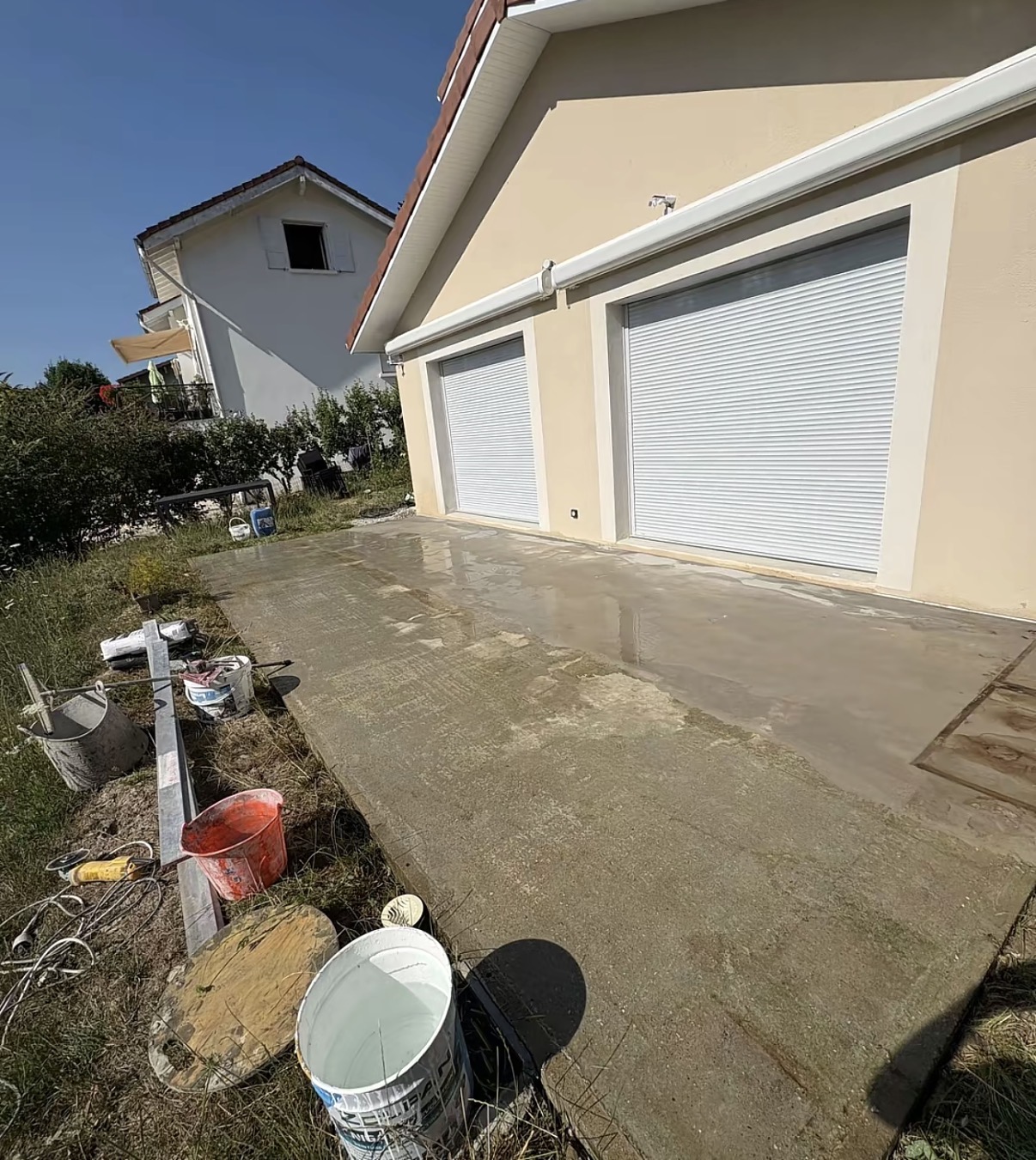Dalle béton préparée avant pose extérieure — Neo Façades & Finitions
