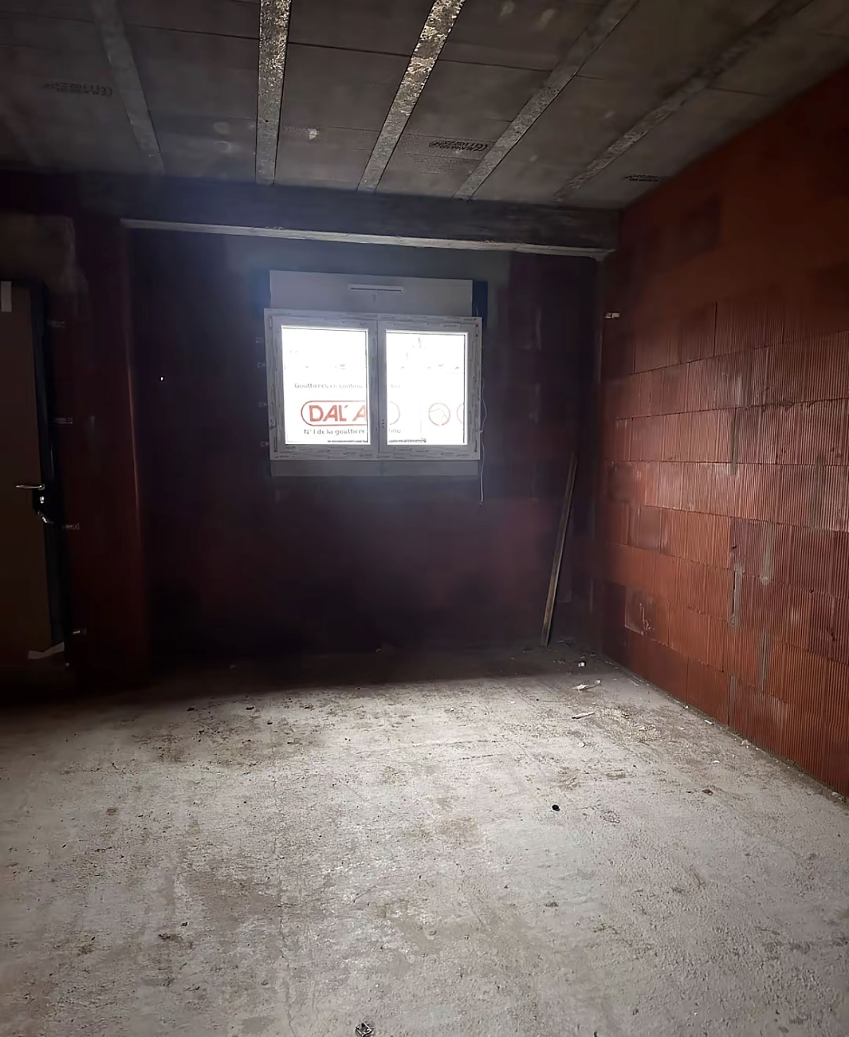 Façade dégradée avec enduit fissuré avant intervention