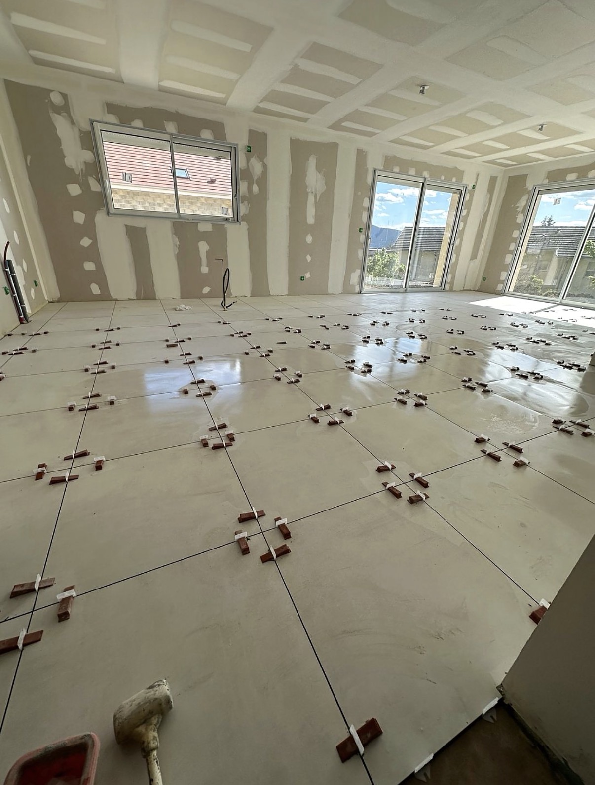 Grand plateau en cours de pose — calepinage soigné — Neo Façades & Finitions