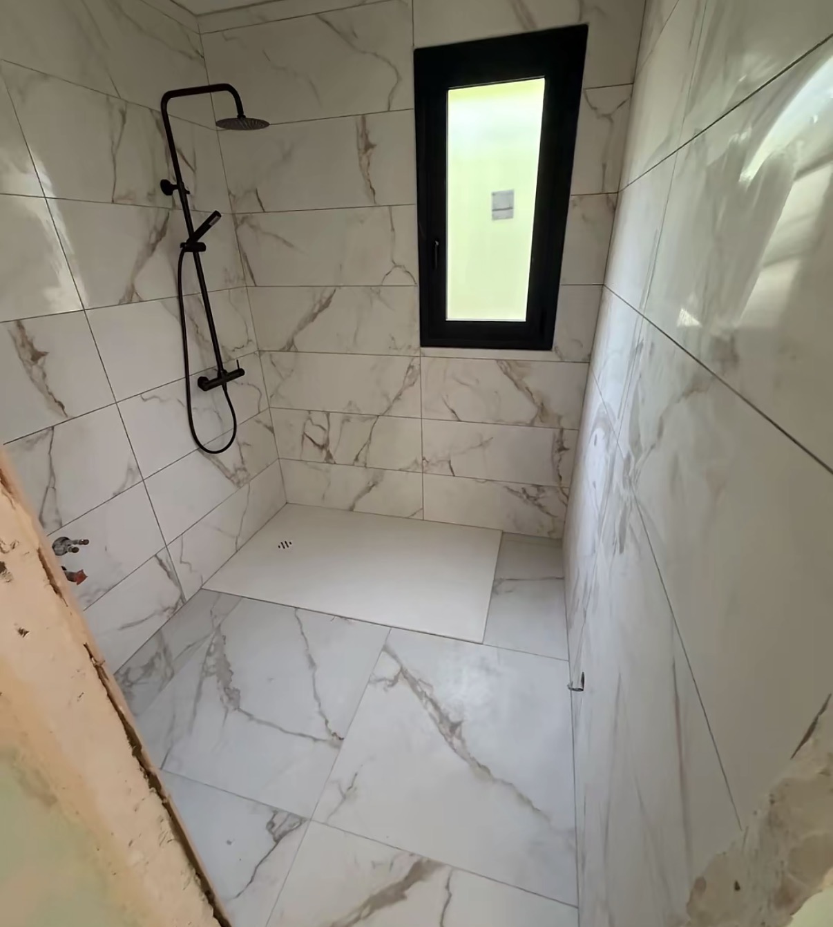 Douche à l'italienne terminée — faïence effet marbre — Neo Façades & Finitions